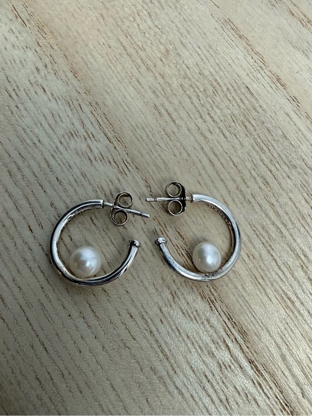 Pandora Contemporary Pearl Hoop
Earrings